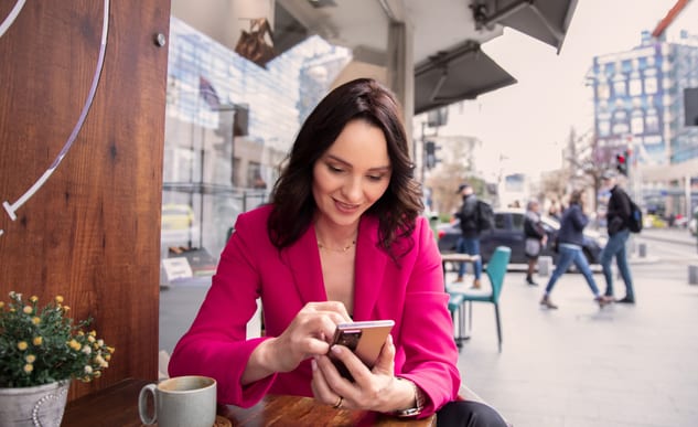 Personne remplissant le formulaire en ligne depuis son téléphone